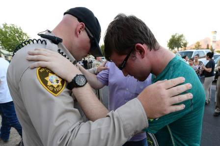 pc-140610-vegas-police-prayers-01_b51fafce84739d570fcd5f61df56105c.nbcnews-fp-1200-800
